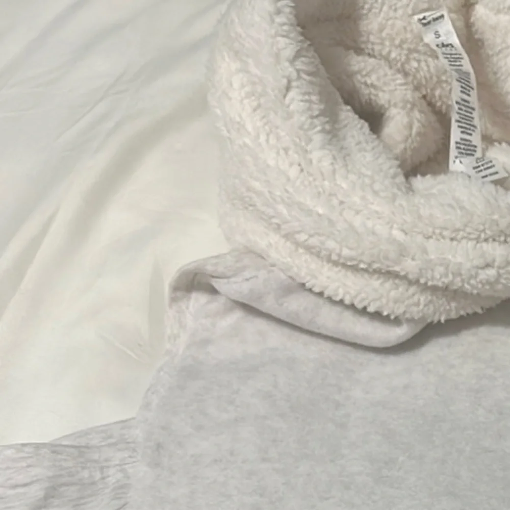 Alo Yoga Plush White Sleeveless Hoodie